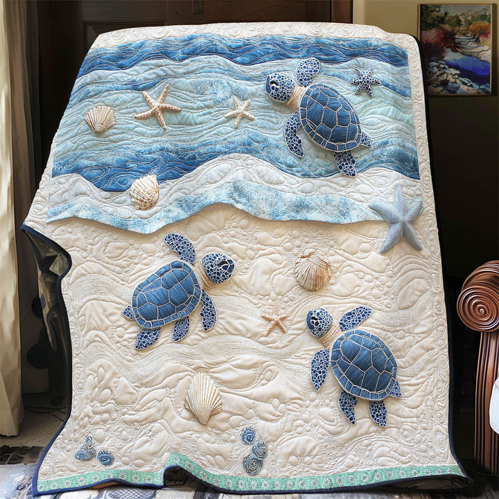 Steppdecke mit blauen Schildkröten am Sandstrand