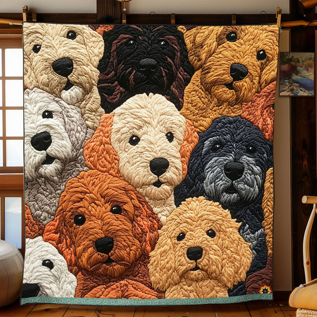 Steppdecke mit kuscheligen Doodle-Hunden in Großaufnahme