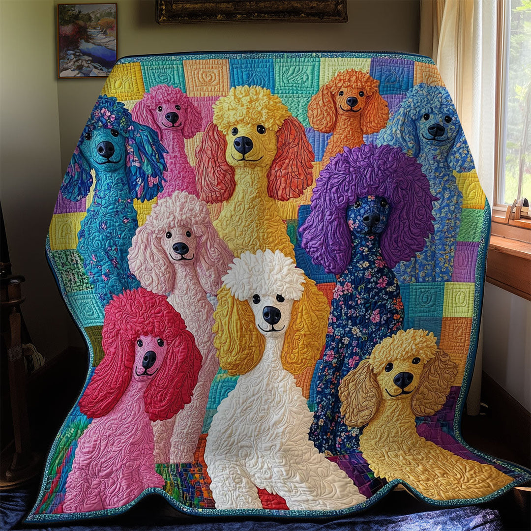 Steppdecke mit bunten Pudeln