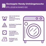 Schmale gesteppte Handy-Umhängetasche – Schwarze Katze in der Hexenbibliothek