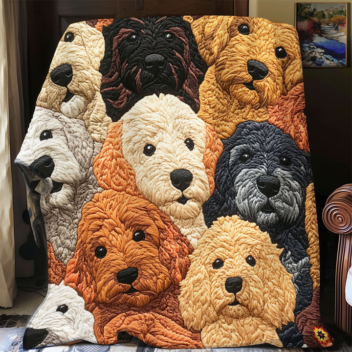 Steppdecke mit kuscheligen Doodle-Hunden in Großaufnahme