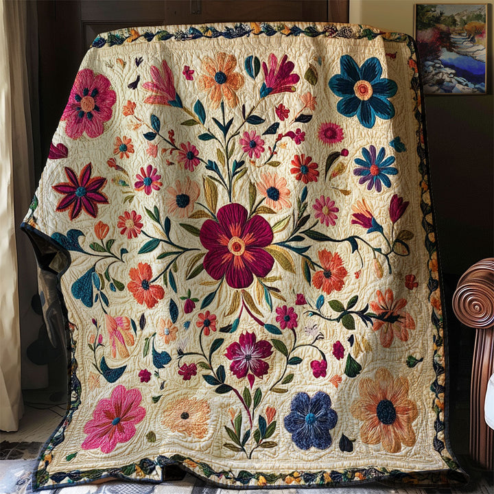 Steppdecke mit Folklore-Blumen auf Creme