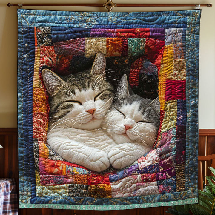 Steppdecke mit zwei kuschelnden Katzen