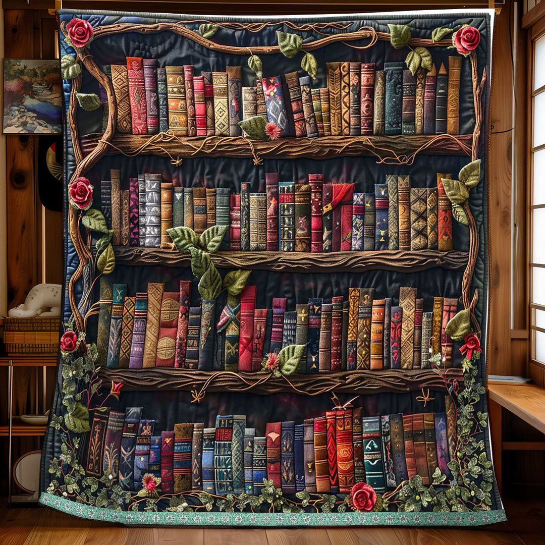 Steppdecke mit antikem Bücherregal und Rosen