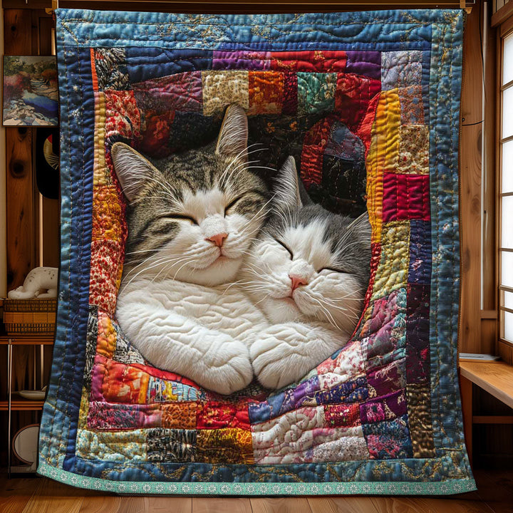 Steppdecke mit zwei kuschelnden Katzen