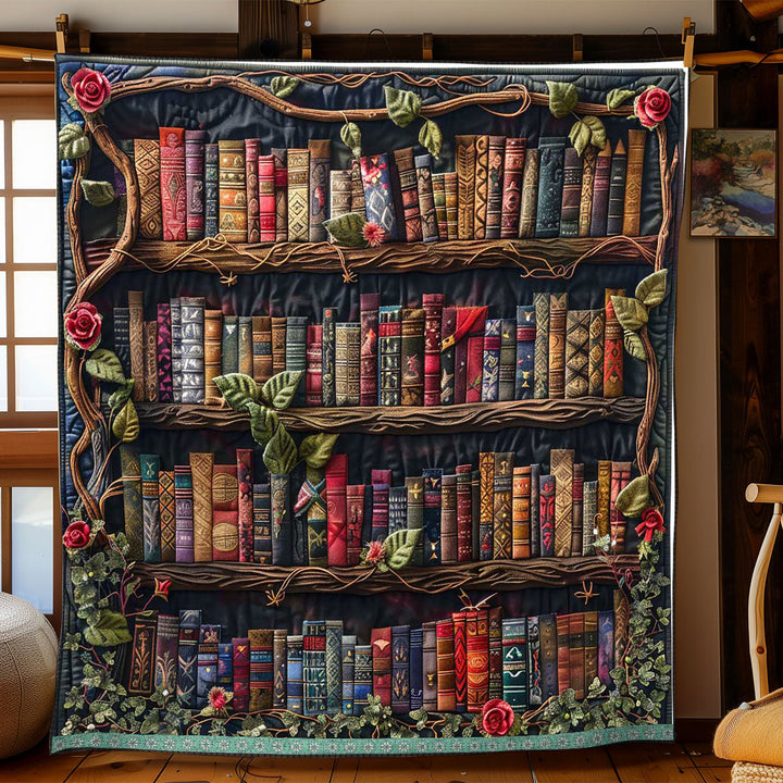 Steppdecke mit antikem Bücherregal und Rosen