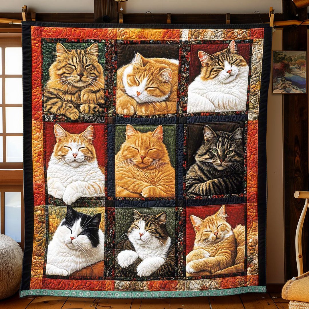 Patchwork-Steppdecke mit schlafenden Katzen auf Rot