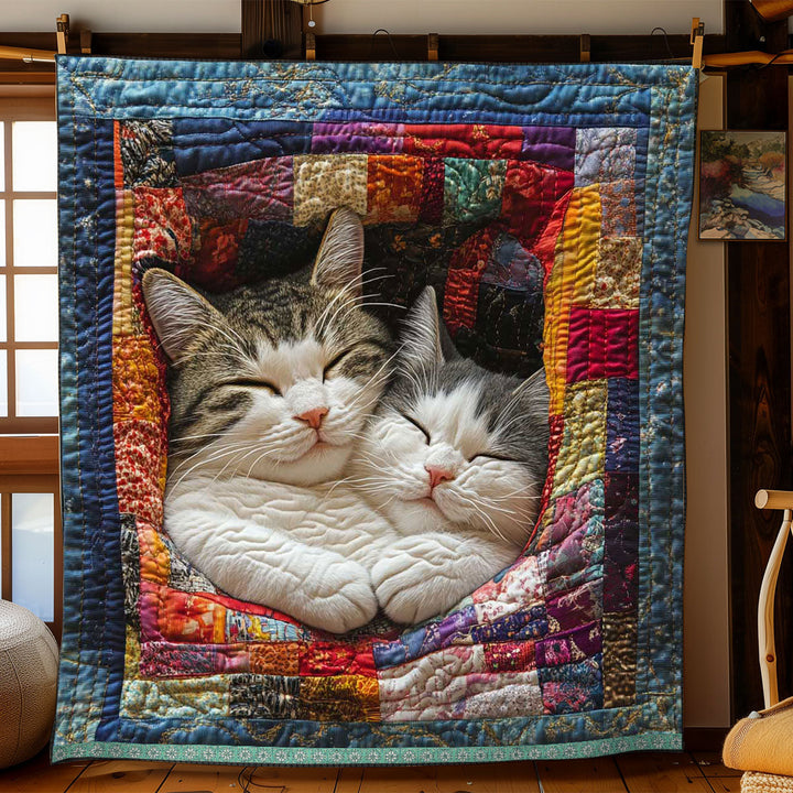 Steppdecke mit zwei kuschelnden Katzen