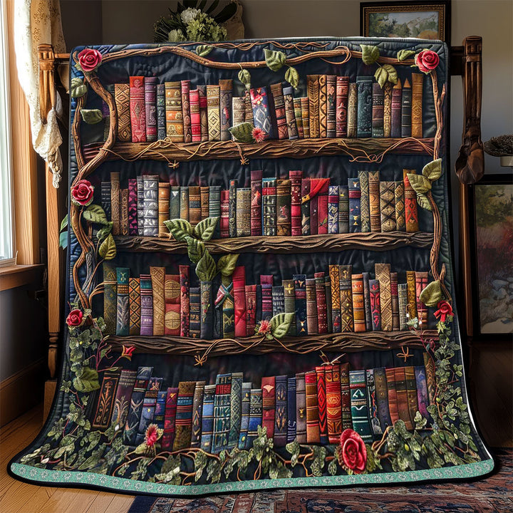 Steppdecke mit antikem Bücherregal und Rosen