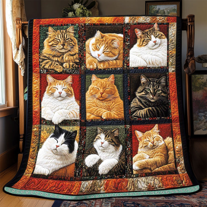 Patchwork-Steppdecke mit schlafenden Katzen auf Rot
