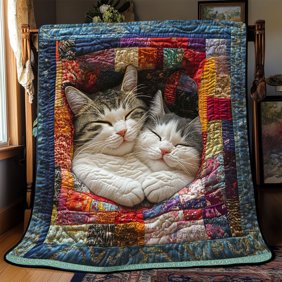 Steppdecke mit zwei kuschelnden Katzen