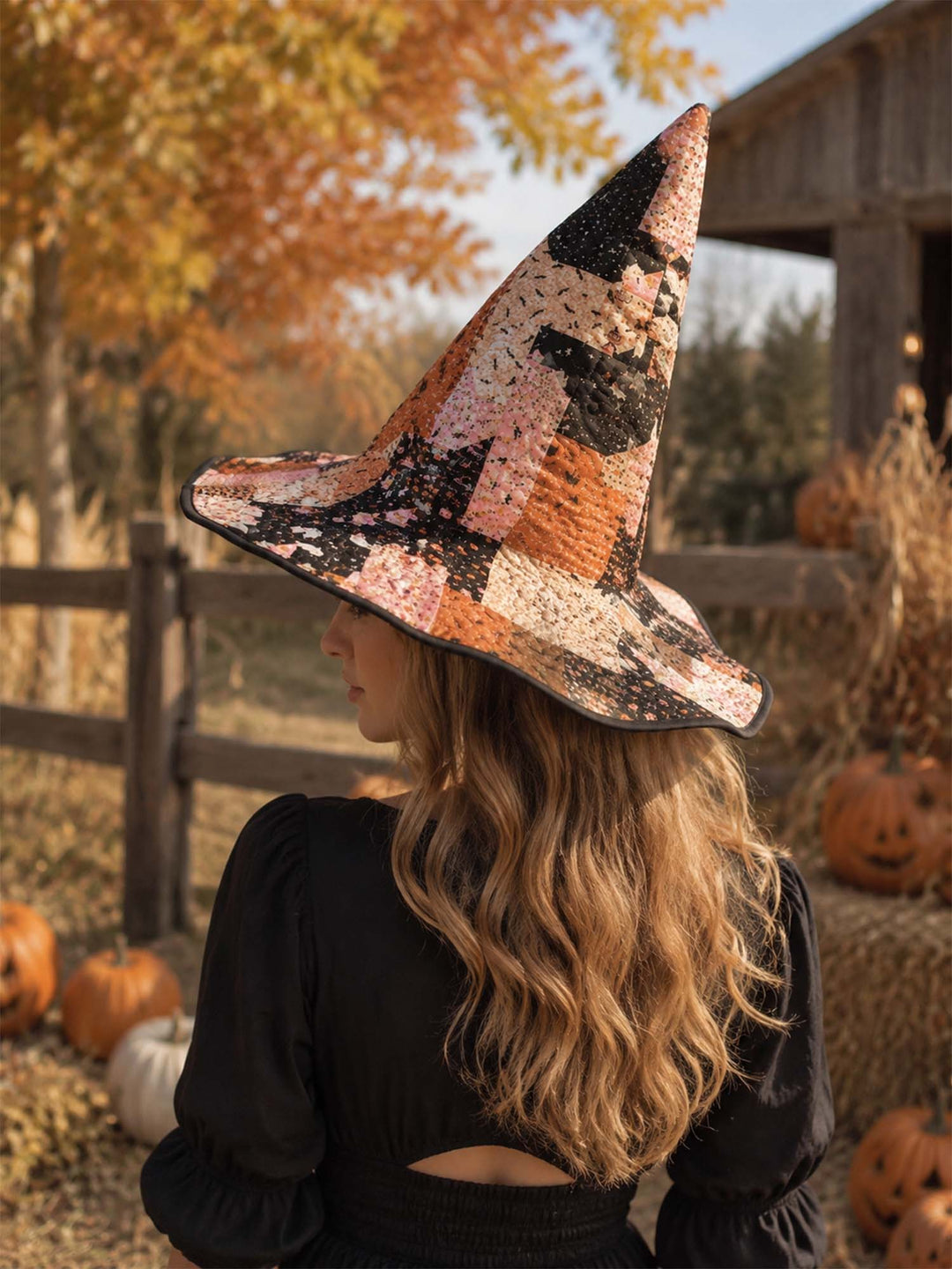 Handgefertigter gesteppter Hexenhut – Niedliches Halloween-Patchwork