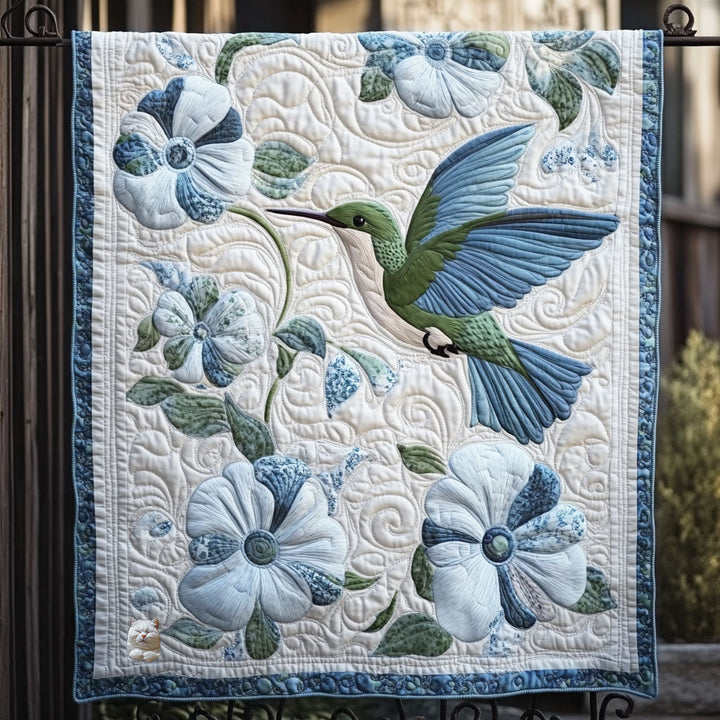 Steppdecke mit Kolibri und blauen Blüten