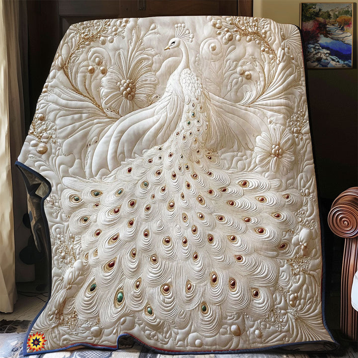 Steppdecke mit weißem Pfau in Relief