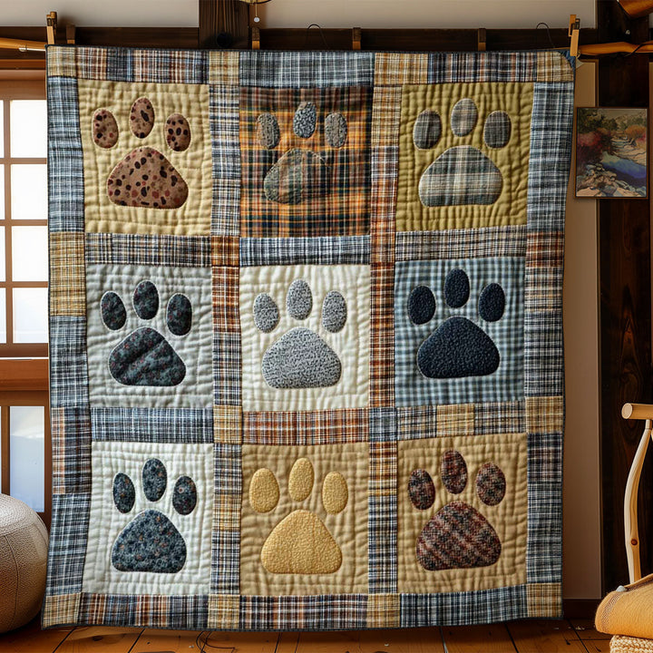 Patchwork-Steppdecke mit Pfoten in Blau-Karo