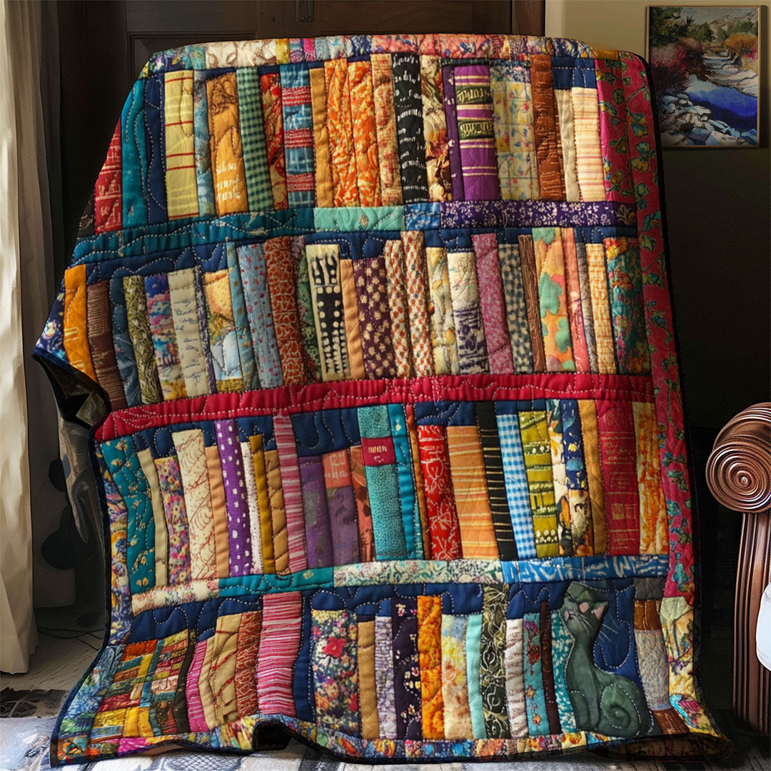 Steppdecke mit Bücherregal und versteckter Katze