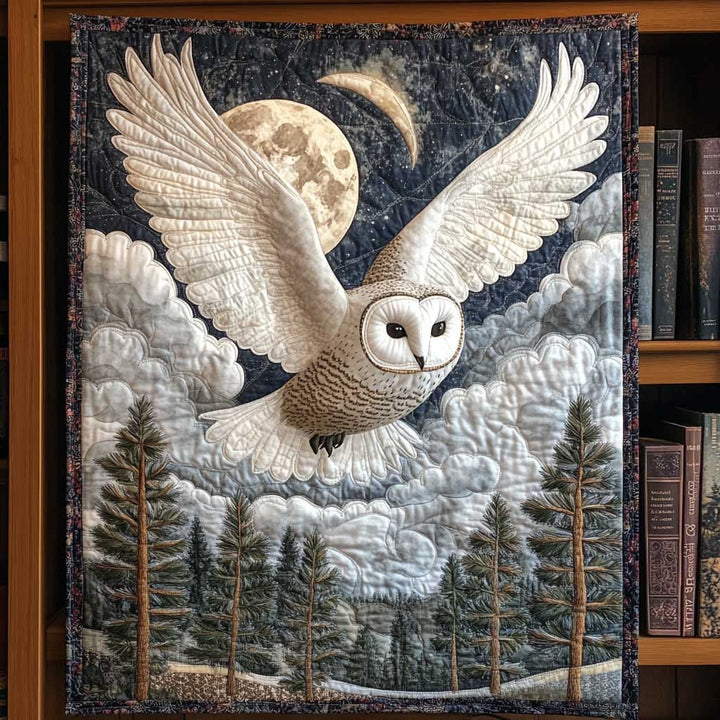 Steppdecke mit Schneeeule im Mondlicht