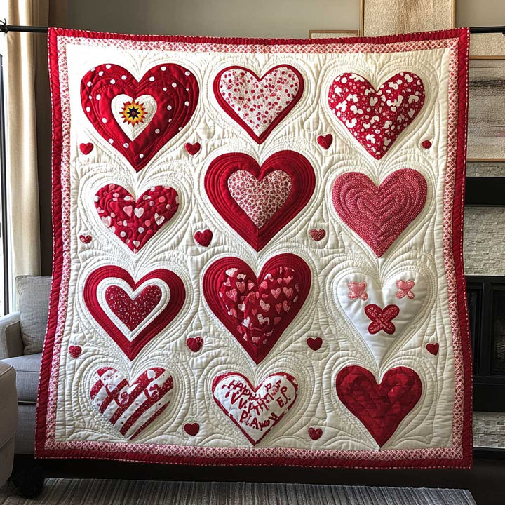 Steppdecke mit roten Herzen zum Valentinstag