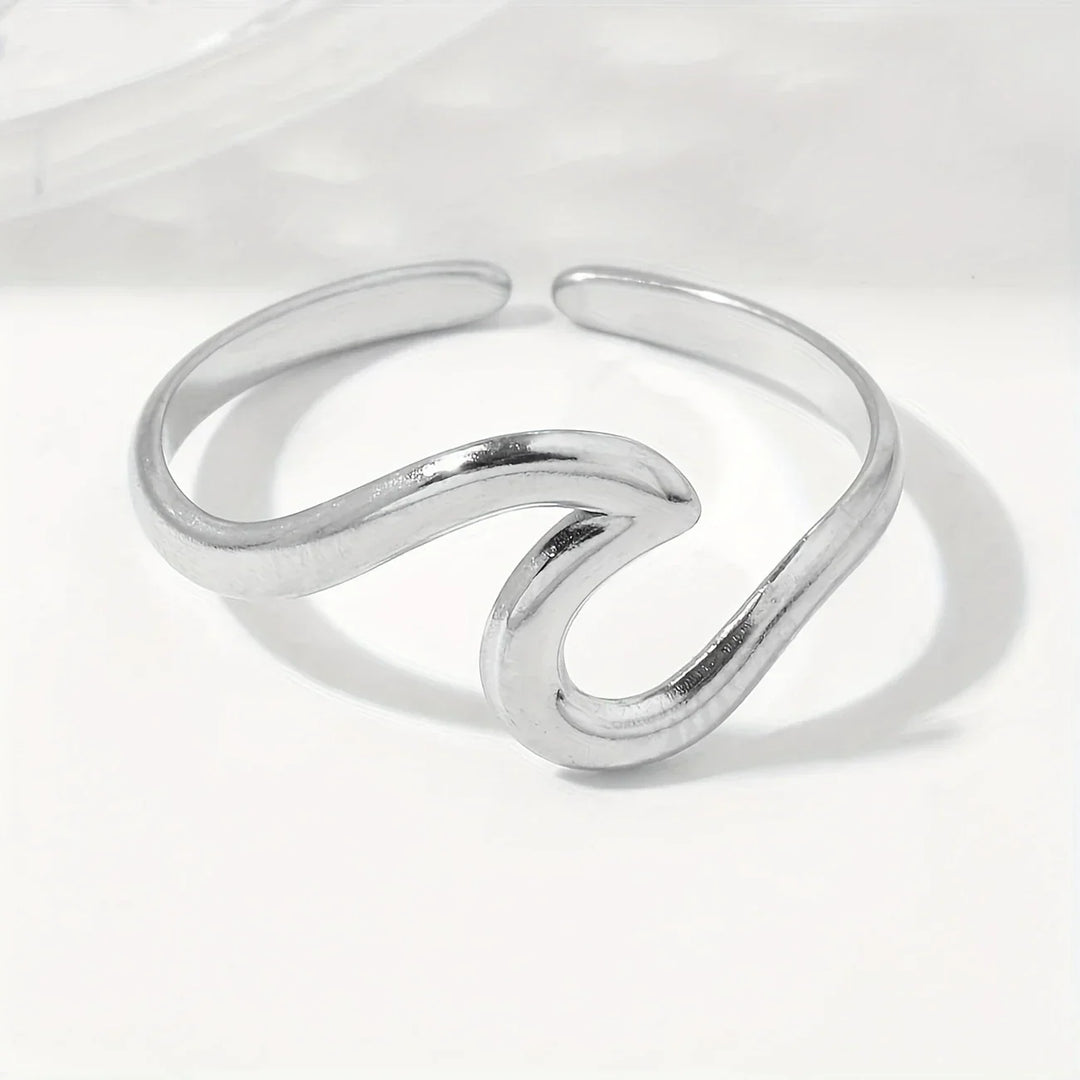 Goldring mit Wellenmuster