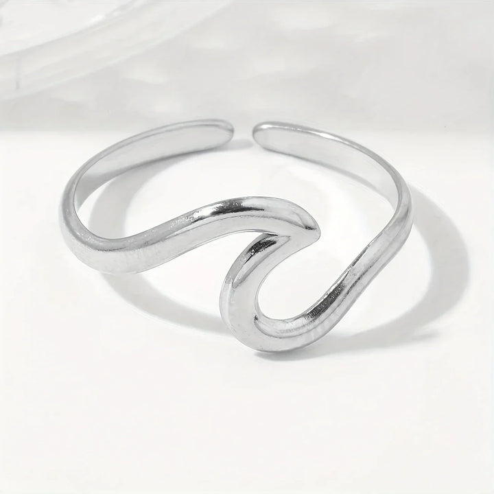Goldring mit Wellenmuster