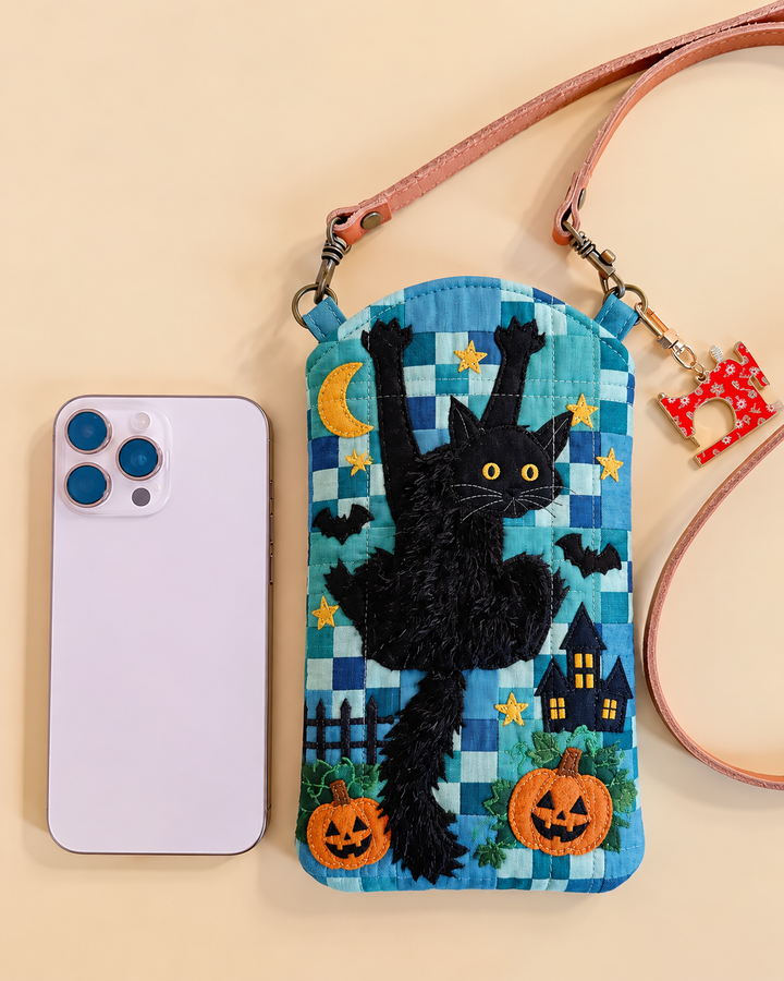 Schmale gesteppte Handy-Umhängetasche – Schwarze Katze im blauen Patchwork
