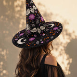 Handgefertigter gesteppter Hexenhut – Fledermäuse, Blumen und Halloween-Mond