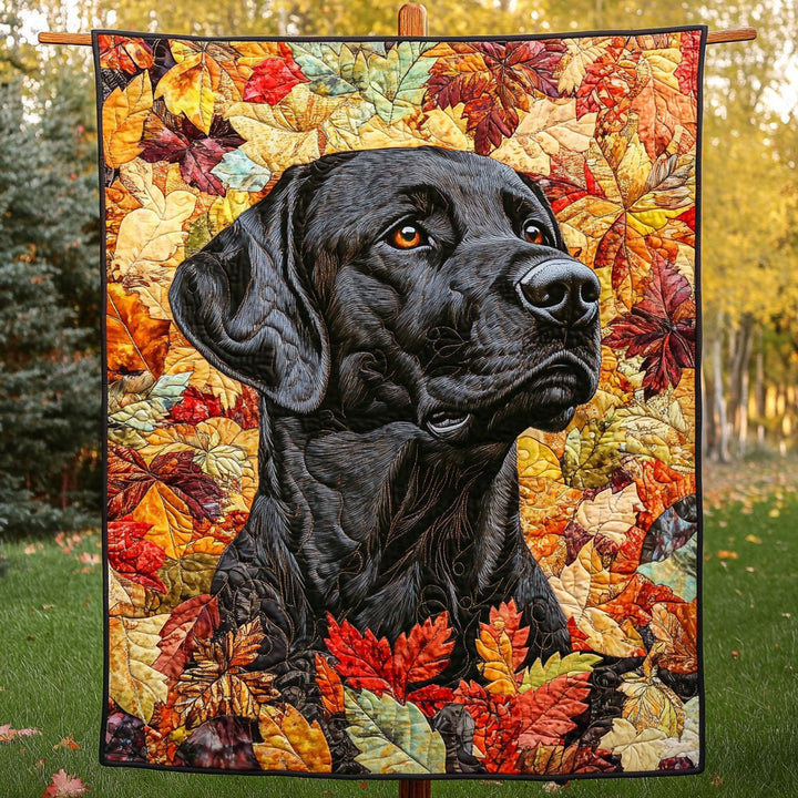 Steppdecke mit schwarzem Labrador im Herbstlaub