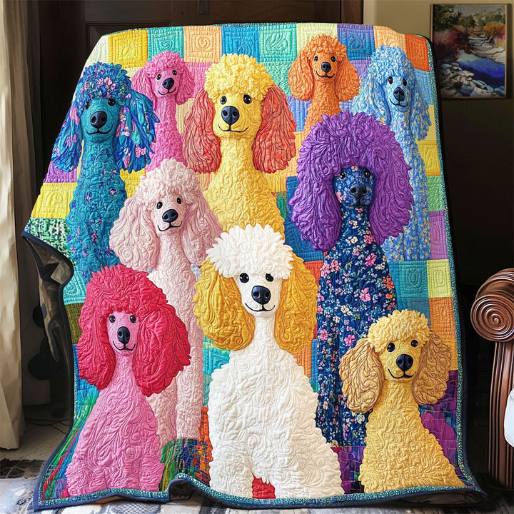Steppdecke mit bunten Pudeln