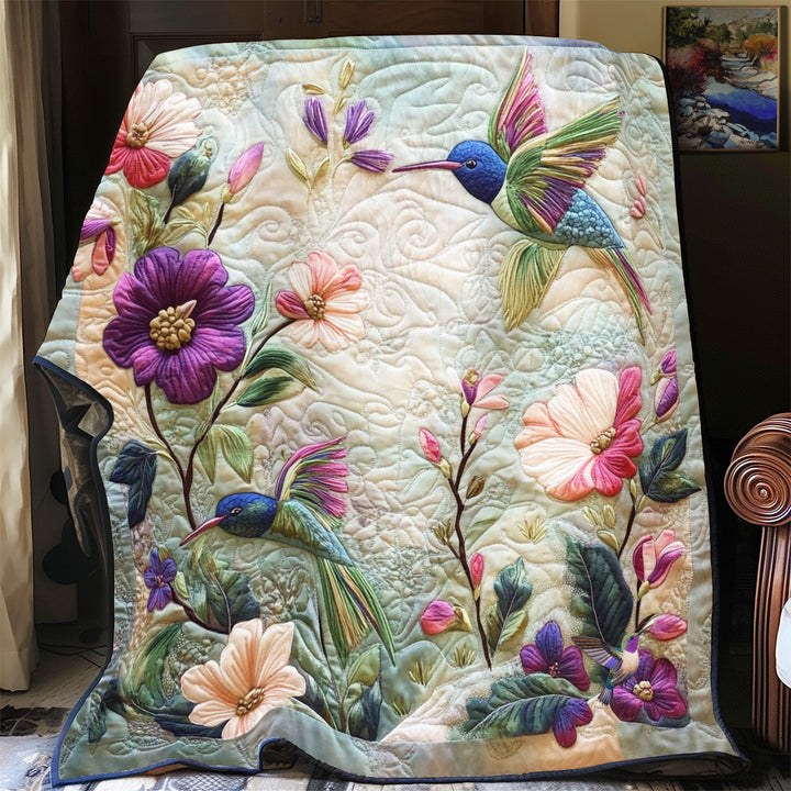 Steppdecke mit Kolibris und Pastellblüten