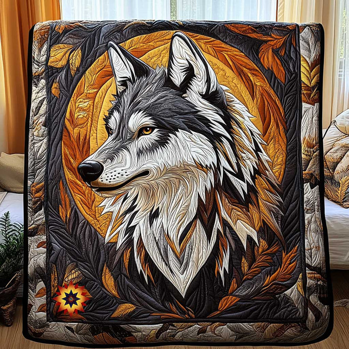 Steppdecke mit Wolf vor goldenem Mond