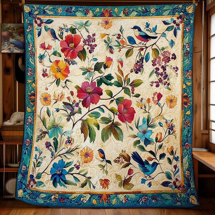 Steppdecke mit Blumen und Vögeln auf Creme