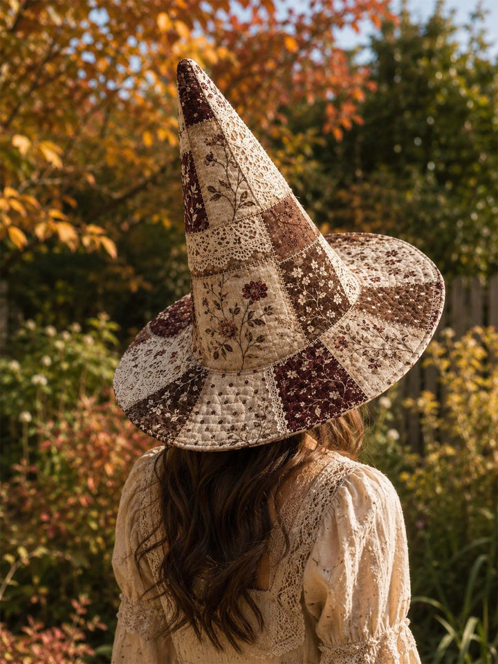 Handgefertigter gesteppter Hexenhut – Nostalgisches Blumen- und Spitzenpatchwork