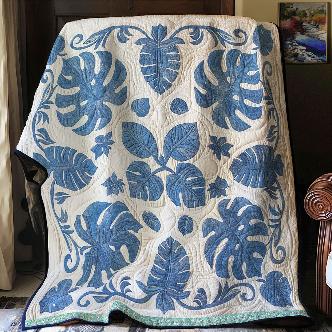 Hawaii-Steppdecke mit blauen Monstera-Blättern