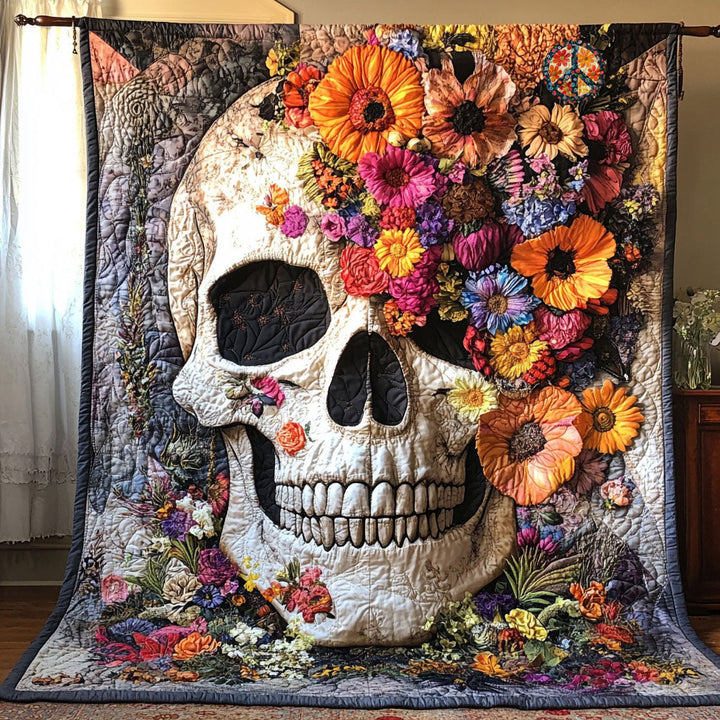 Steppdecke mit Totenkopf und Blumen