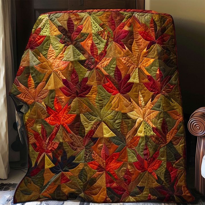 Steppdecke mit Ahornblättern in Herbstfarben