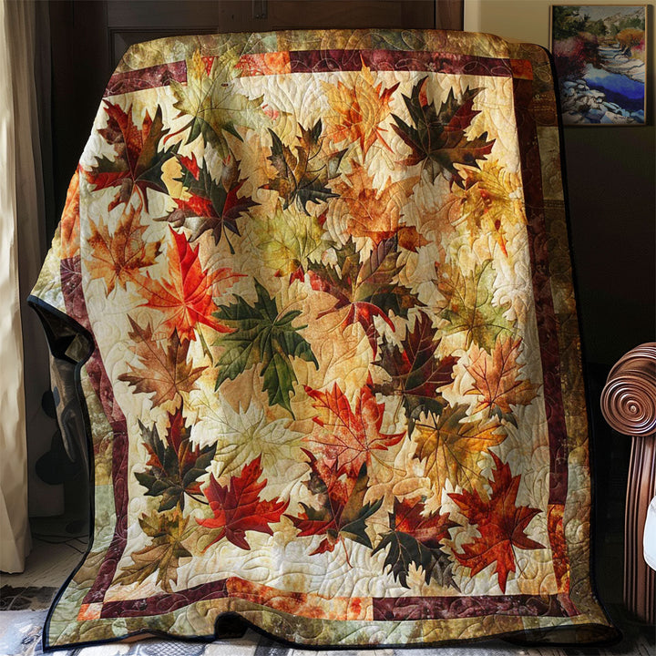 Steppdecke mit Herbstlaub auf Creme