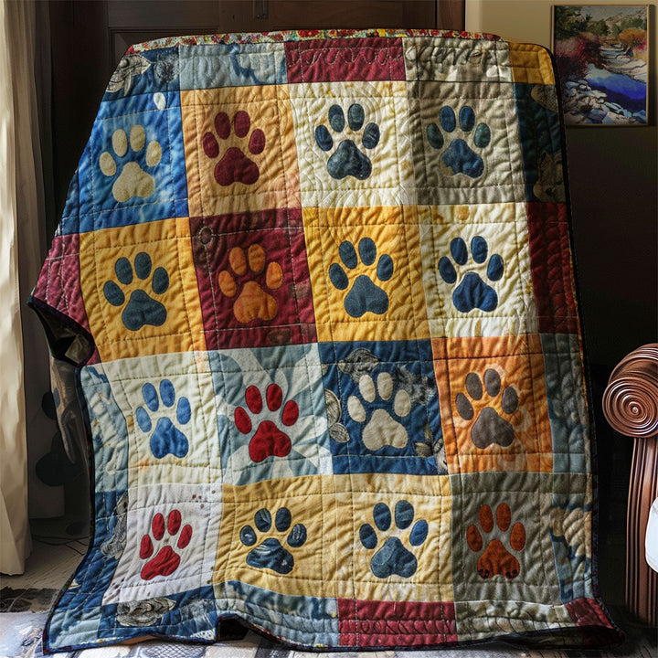 Patchwork-Steppdecke mit Pfoten auf Blau und Gelb