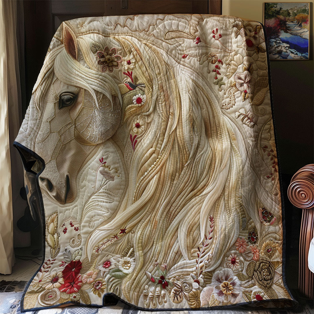 Steppdecke mit weißem Pferd und Blüten