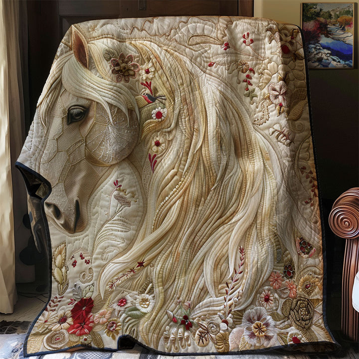 Steppdecke mit weißem Pferd und Blüten