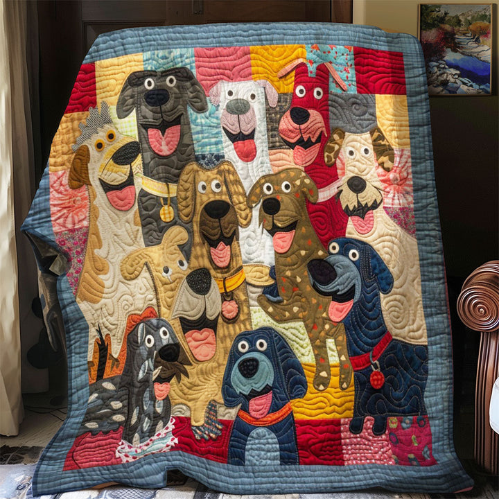 Steppdecke mit fröhlichen Hunden