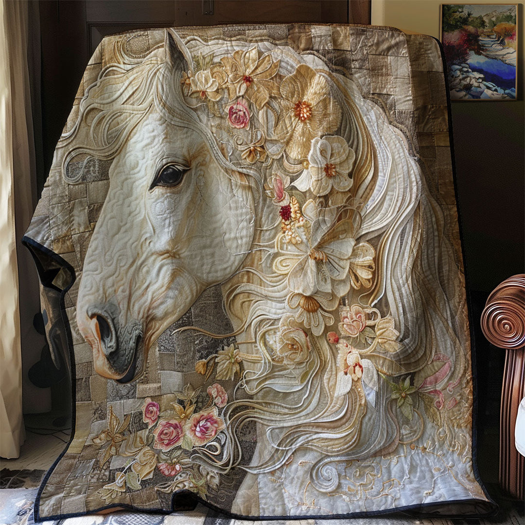 Steppdecke mit weißem Pferd und Rosen