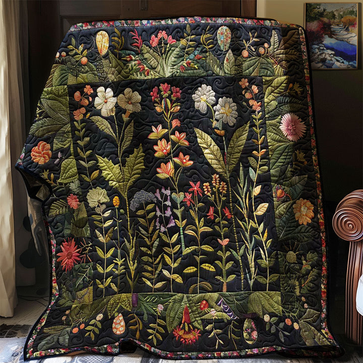 Steppdecke mit Wildblumen auf dunklem Grund