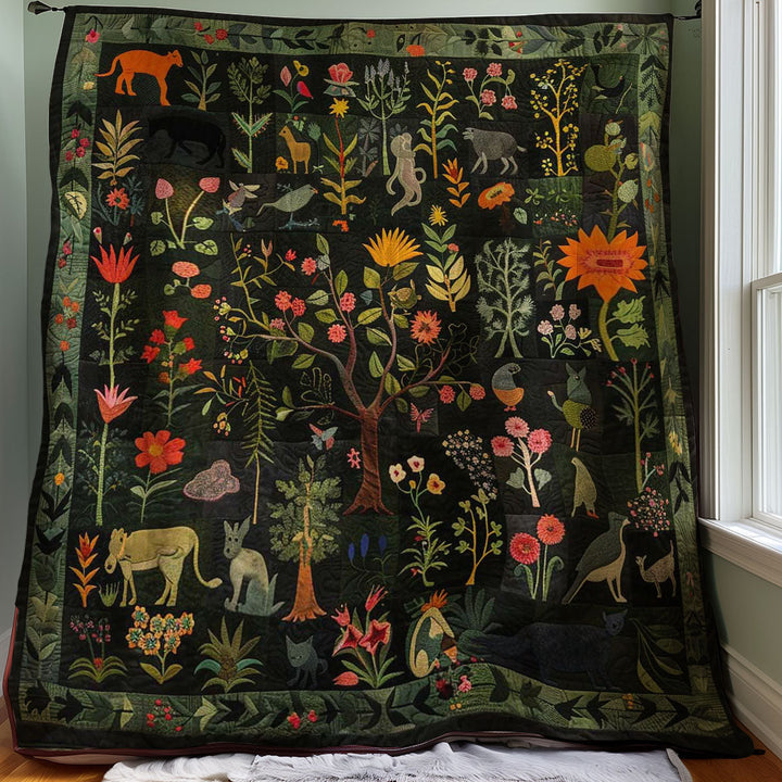 Steppdecke mit Waldtieren und Blumen auf Schwarz
