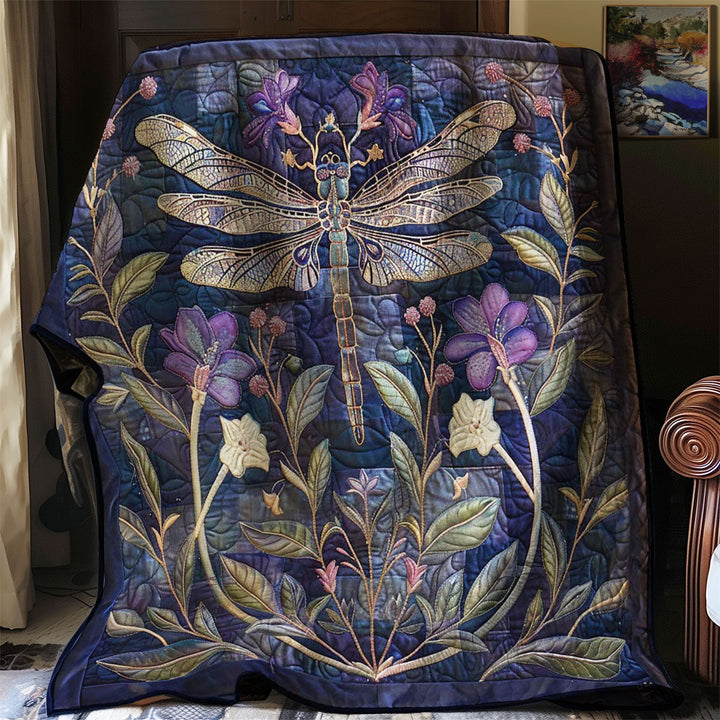 Steppdecke mit Libelle und lila Blüten