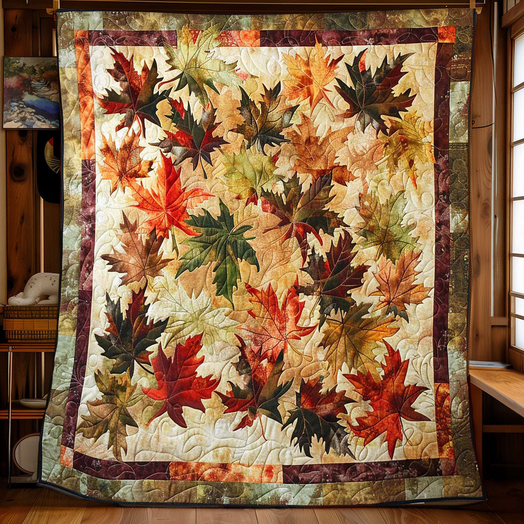 Steppdecke mit Herbstlaub auf Creme