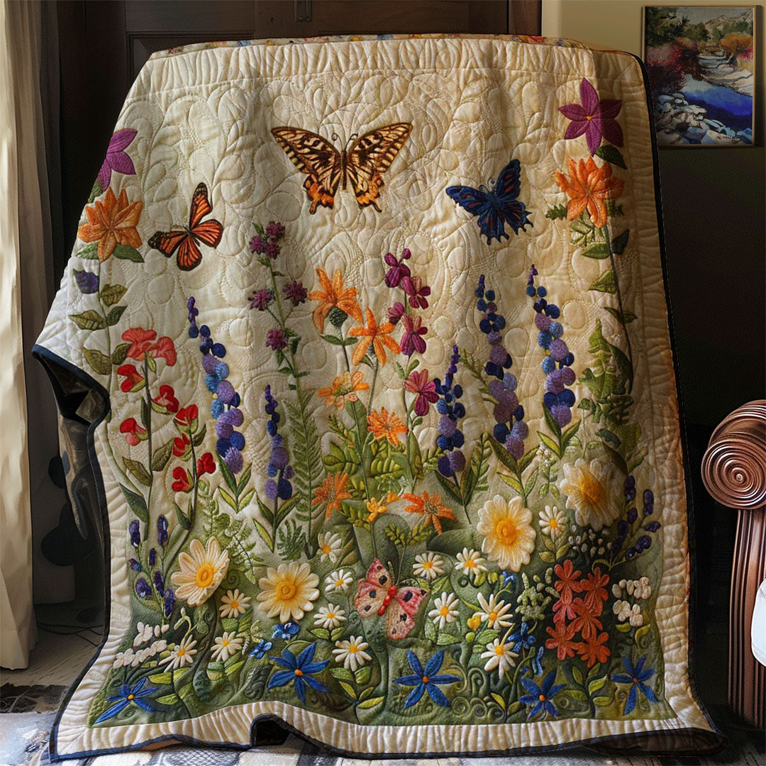 Steppdecke mit Blumenwiese und Schmetterlingen