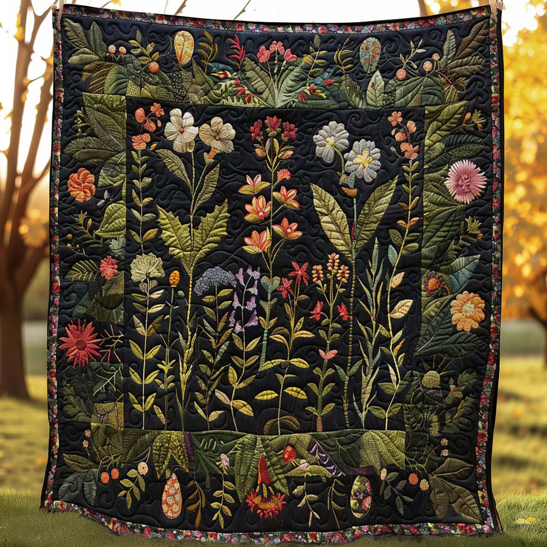 Steppdecke mit Wildblumen auf dunklem Grund