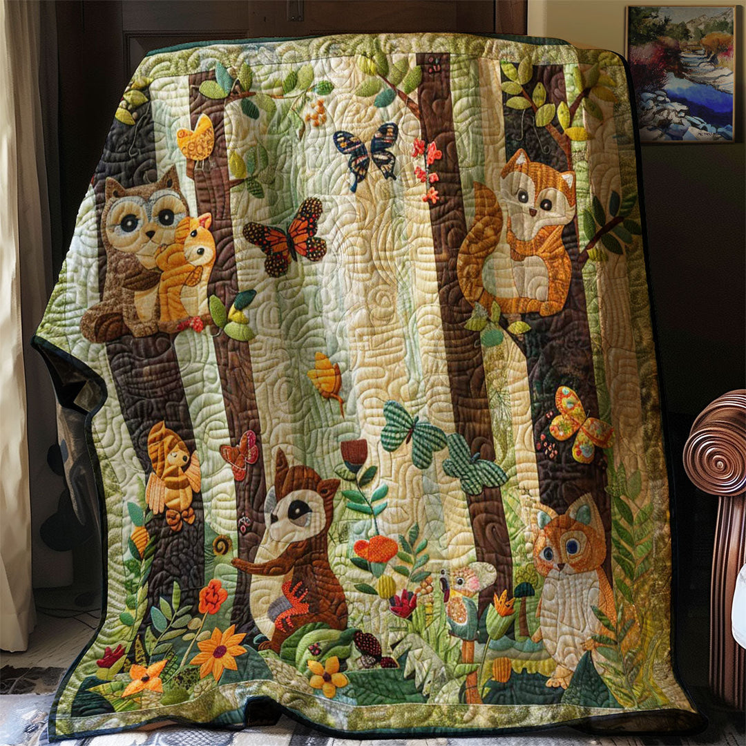 Steppdecke mit Eulen und Füchsen im Wald