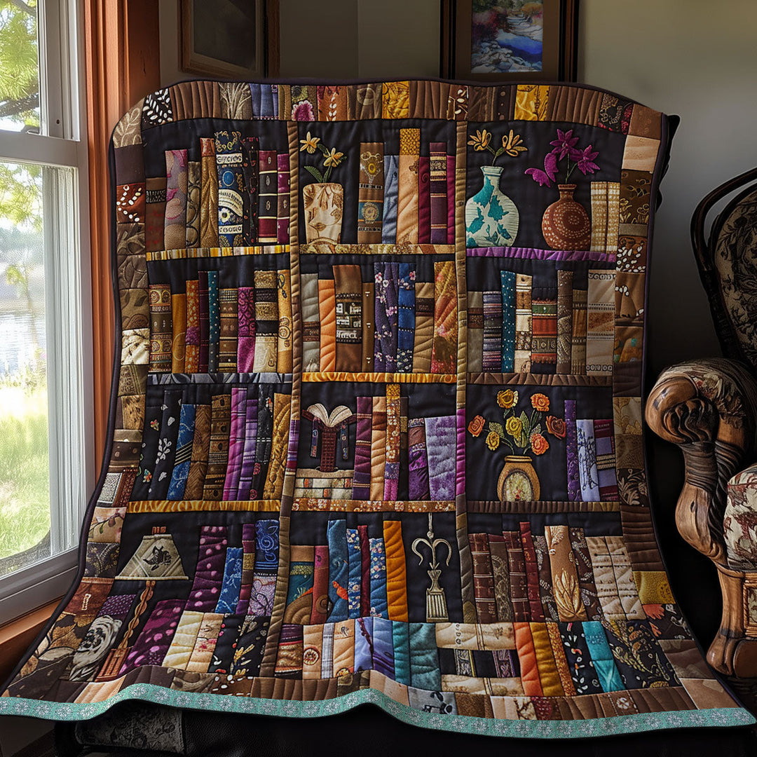 Steppdecke mit Bücherregal in dunklen Tönen