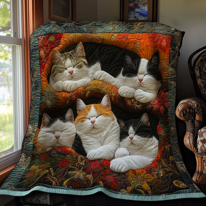 Steppdecke mit kuschelnden Katzen im Herbstlaub